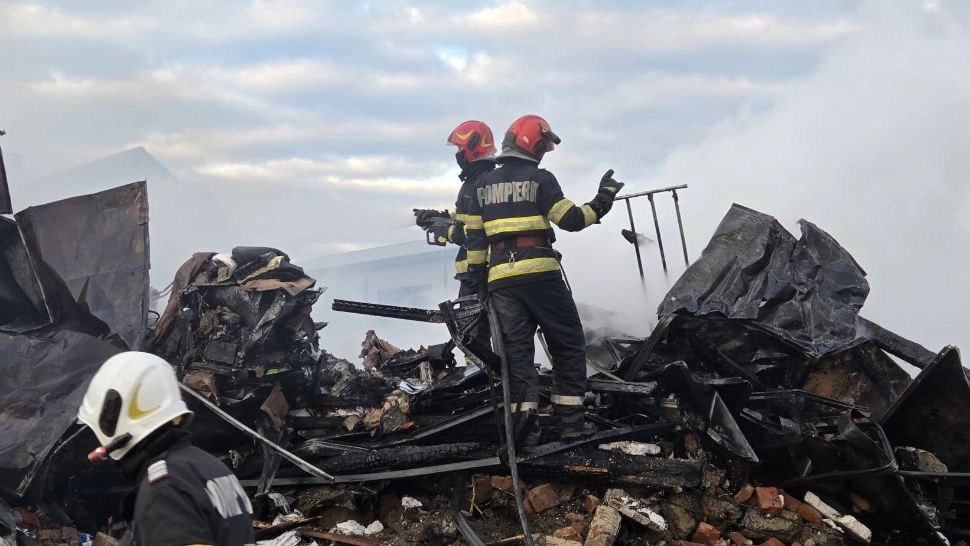 Incendiu de proporții în Suceava: două hale cuprinse de flăcări. Pompieri din două județe, mobilizați la fața locului: 12 autospeciale prezente