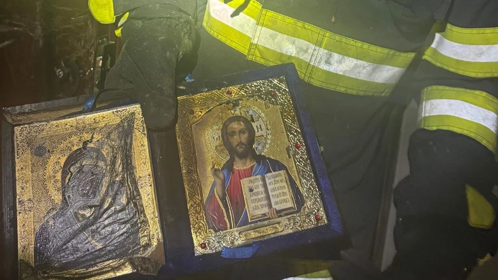 Miracol printre flăcări la Botoșani: o icoană a rămas intactă într-o cameră distrusă de incendiu