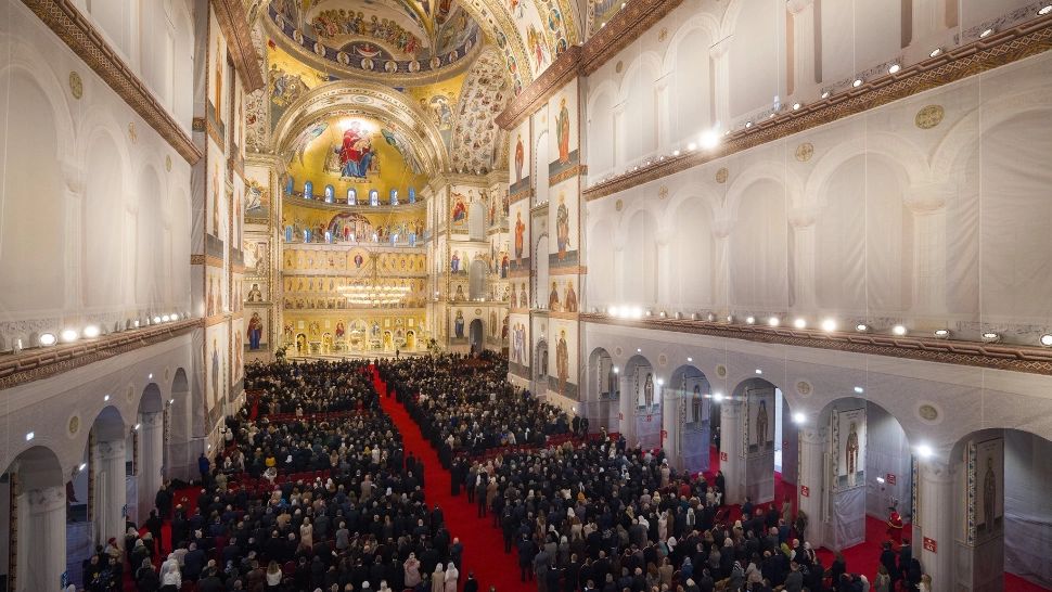 Slujbă istorică la Catedrala Națională: zeci de mii de credincioși și mii de invitați oficiali la sfințirea picturii celui mai impunător lăcaș ortodox din lume