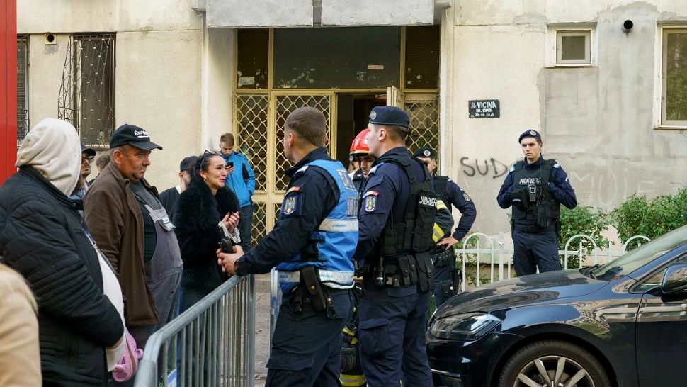 Zeci de oameni au rămas pe drumuri (foto; Inquam Photos/Inquam Photos / Tudor Pana)