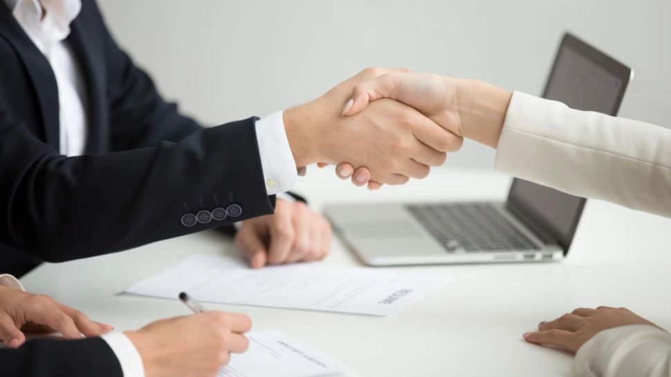 Proiect de lege: Tinerii care își găsesc un loc de muncă pot primi până la 1.250 lei lunar.