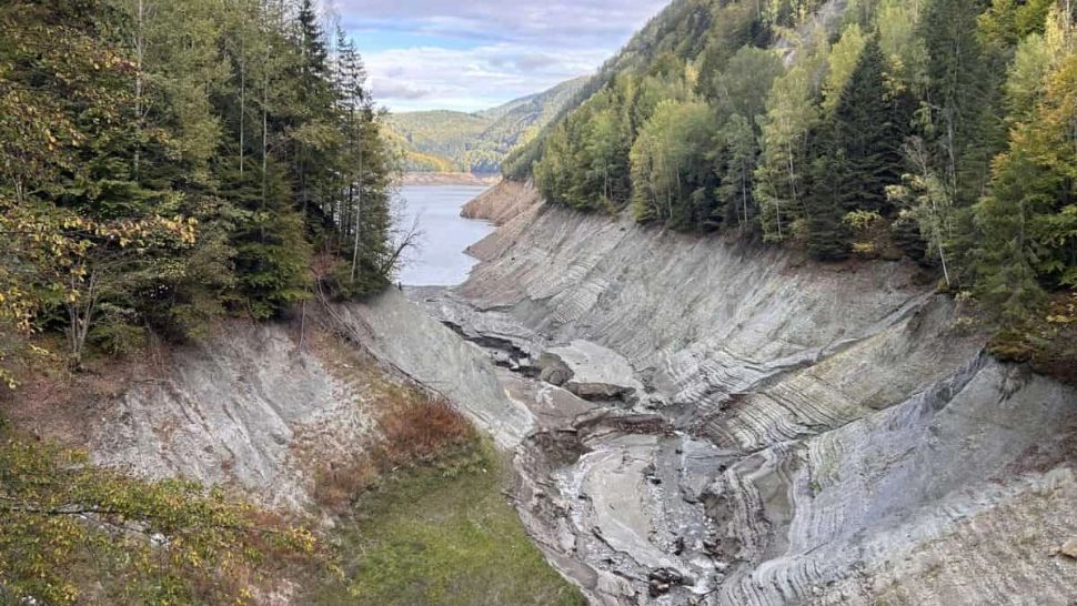 Lacul Vidraru a pierdut mai bine de un sfert tin volumul de apa (foto. Ora de Sibiu)