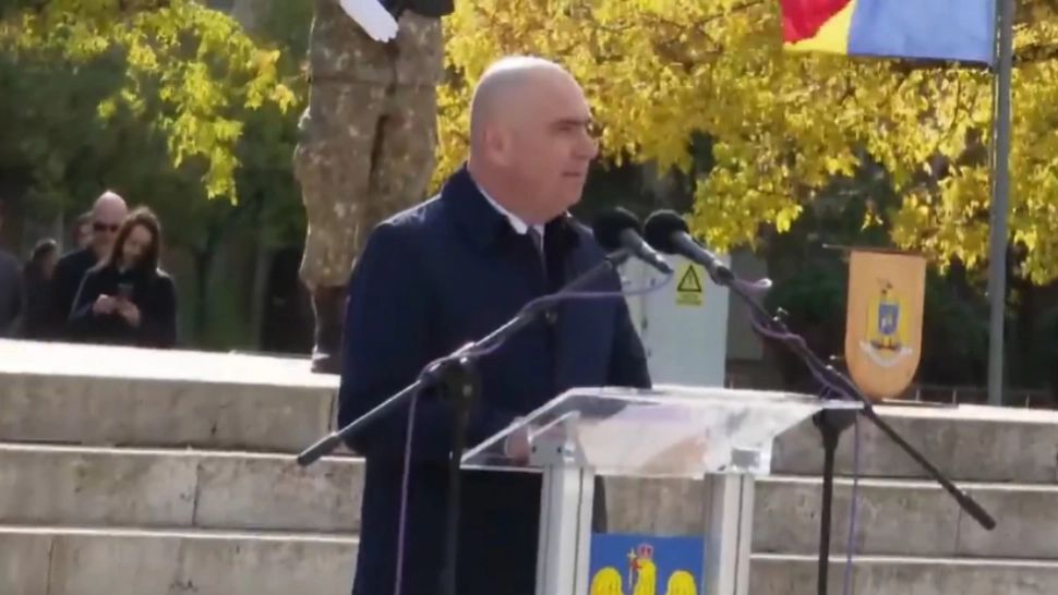 Premierul Bolojan, huiduit la Carei în timpul ceremoniei dedicate Zilei Armatei
