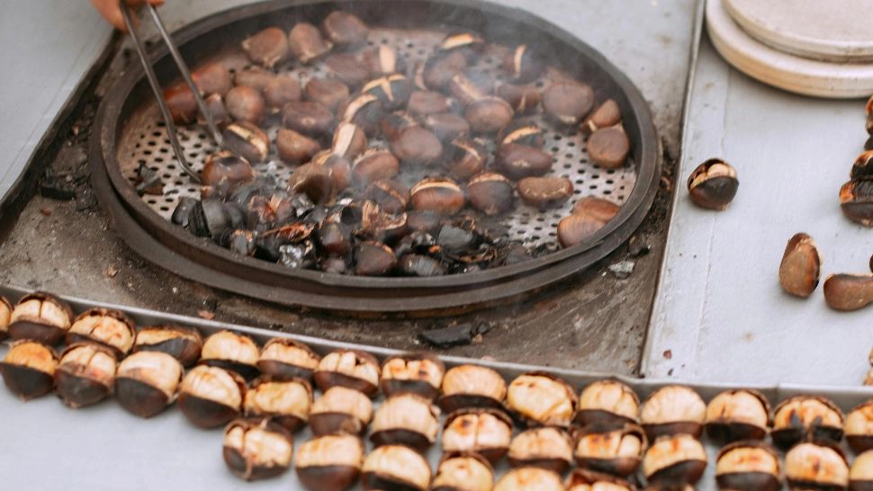 Ce trebuie să faci cu castanele înainte de a le pune la cuptor. Trucul care te va ajuta să le cureți ușor după coacere