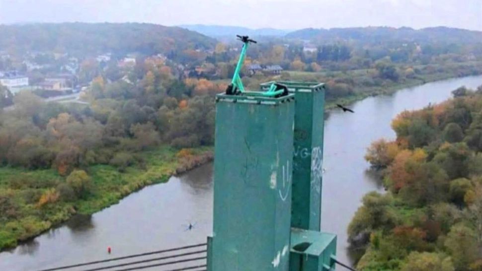 Mister în Polonia: o trotinetă electrică, găsită în vârful unui pod la 40 de metri înălțime. Pompierii au intervenit timp de trei ore