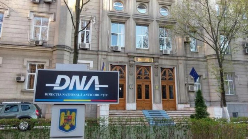 Flagrant DNA: bărbat reținut după ce a fost prins primind 12.500 de euro pentru a-și trafica influența asupra unui ofițer de poliție