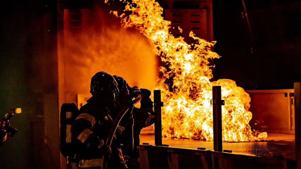 Incendiu uriaș într-un bloc de 10 etaje! 4 persoane și-au pierdut viața în Lyon