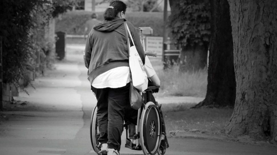 Sumele stupefiant de mici pe care le primesc copiii cu nevoi. Comparație: cât primește un copil față de cât primește un parlamentar?