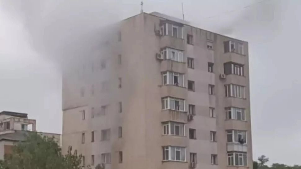 Incendiu puternic într-un bloc de zece etaje din Iași: peste 40 de persoane evacuate, șase transportate la spital