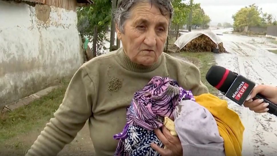 Dezastru în Constanța, apa a intrat în casele oamenilor. Imaginile neputinței: desculți, în mijlocul viiturii, oamenii se roagă la cer - VIDEO
