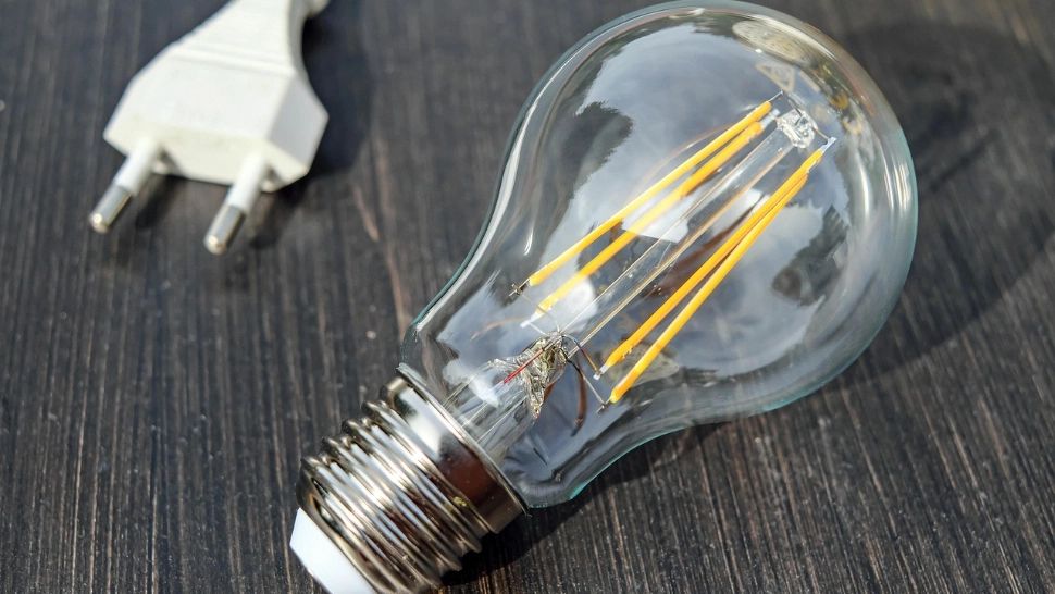 Obiceiuri zilnice eficiente ca să faci economie la curent. Ce trebuie să știi pentru a reduce consumul energetic din locuință