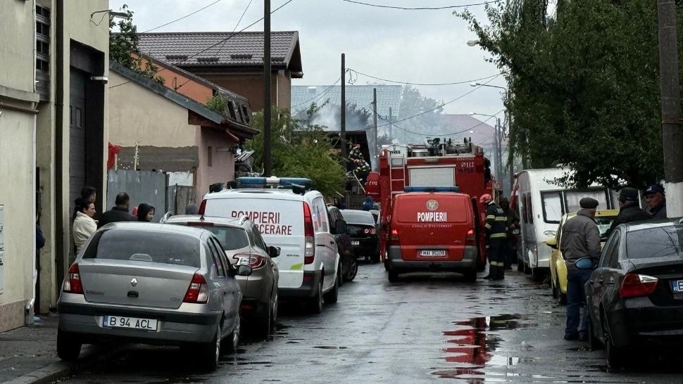 Incendiu pe o stradă din București. Au luat foc mai multe case. O persoană a fost evacuată VIDEO