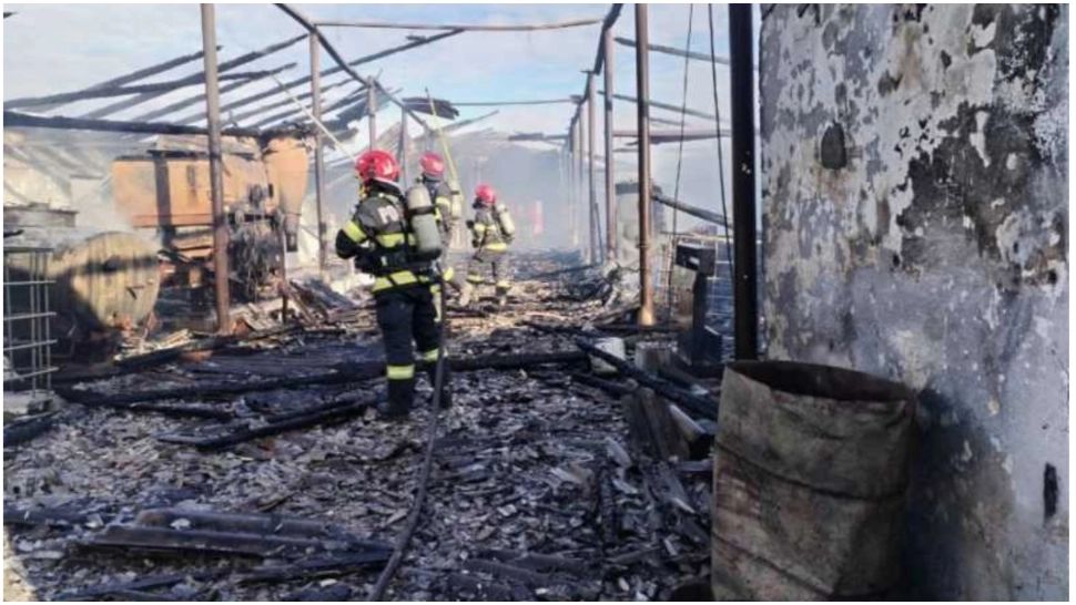 Incendiu de proporții la o hală de depozitare din Satu Mare. FOTO: ISU 
