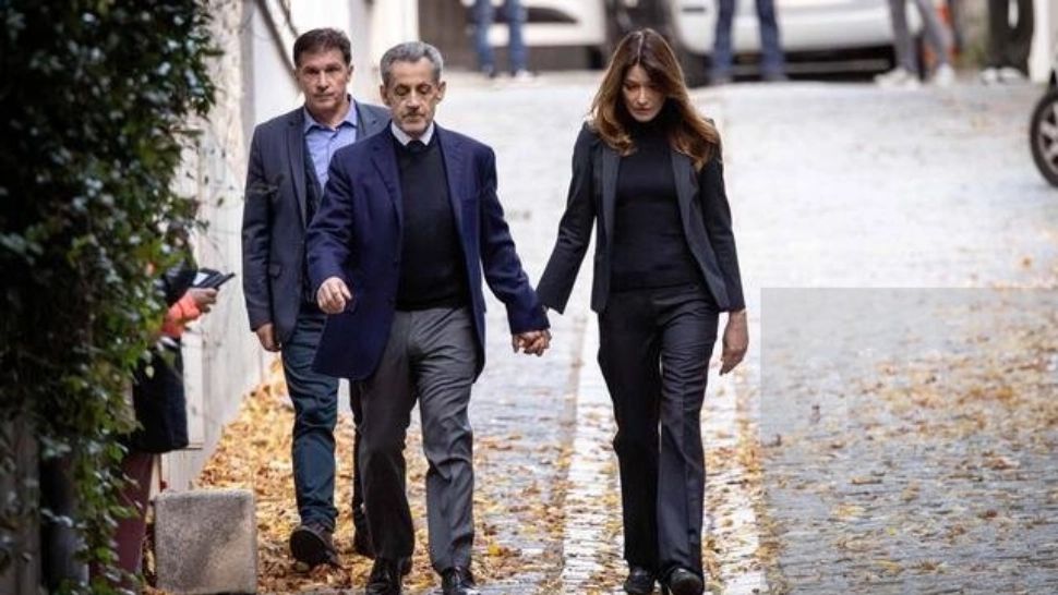 Sarkoszy, însoțit de Carla Bruni în drum spre închisoare (sursă: Profimedia) 