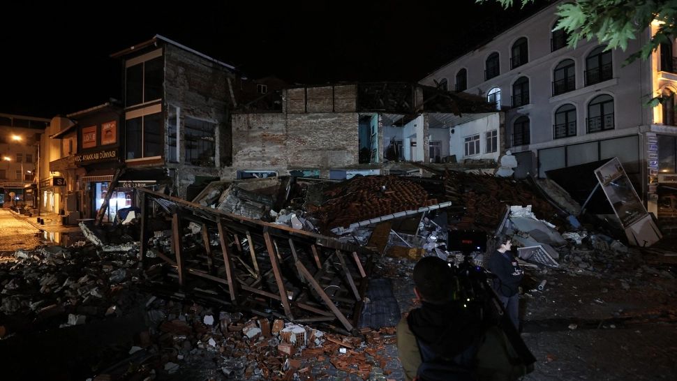 Cutremur de proporții în Turcia, cu magnitudinea 6,1 Richter. Mai multe clădiri s-au prăbușit, s-a activat planul de urgență – VIDEO/FOTO