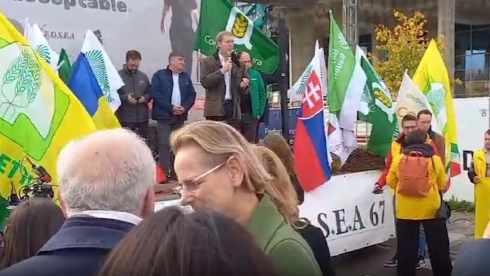 Revoltă uriașă a fermierilor în fața Parlamentului European. Oameni din toată Europa au venit la Strasbourg să protesteze