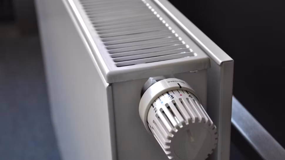Cum să îți încălzești casa fără să umbli la termostat. Trucuri simple care pot adăuga până la 3°C în plus