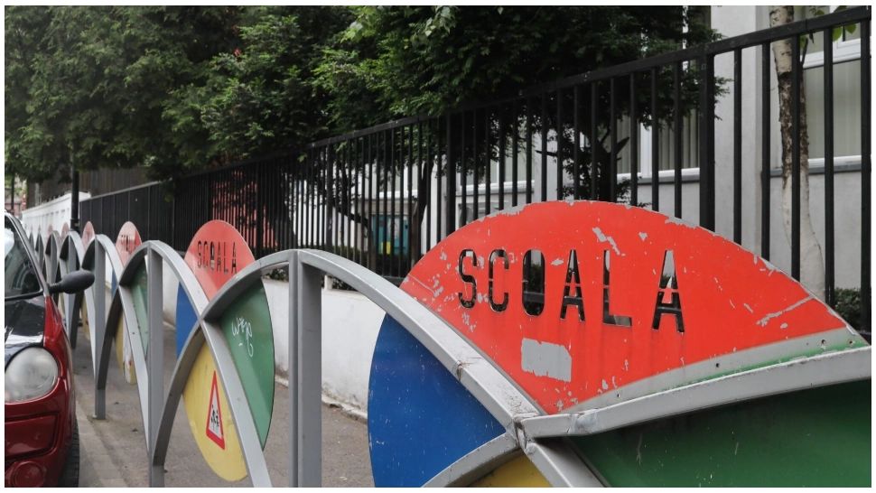 Sute de elevi din Constanța învață în frig. Directorul școlii a uitat să plătească factura la curent.