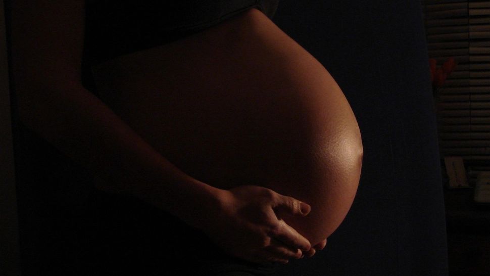 Medicii care propun implanturi contraceptive pentru adolescente. Soluție împotriva sarcinilor timpurii
