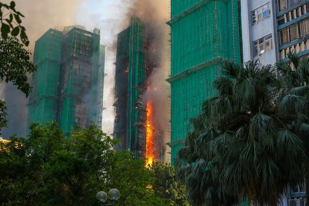 Incendiu devastator în Hong Kong: pompierii încă se luptă cu flăcările. Bilanțul tragediei crește de la oră la oră: 44 de morți și sute de dispăruți