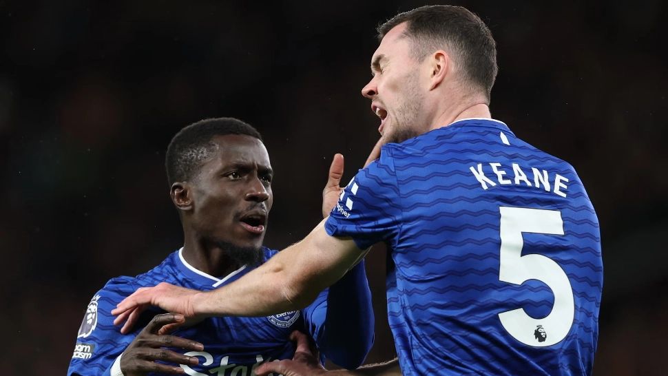 Gueye îl pălmuiește pe Keane în timpul meciului cu Manchester United
