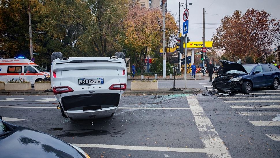 Accident grav pe Podul Cotroceni din București: două mașini distruse complet, una s-a răsturnat în intersecție