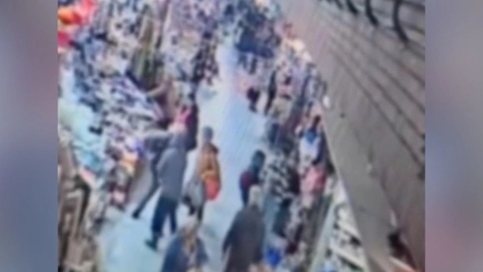 Bătrân de 74 de ani, doborât la pământ de un vânzător din Obor. Victima este în comă, agresorul a fost arestat