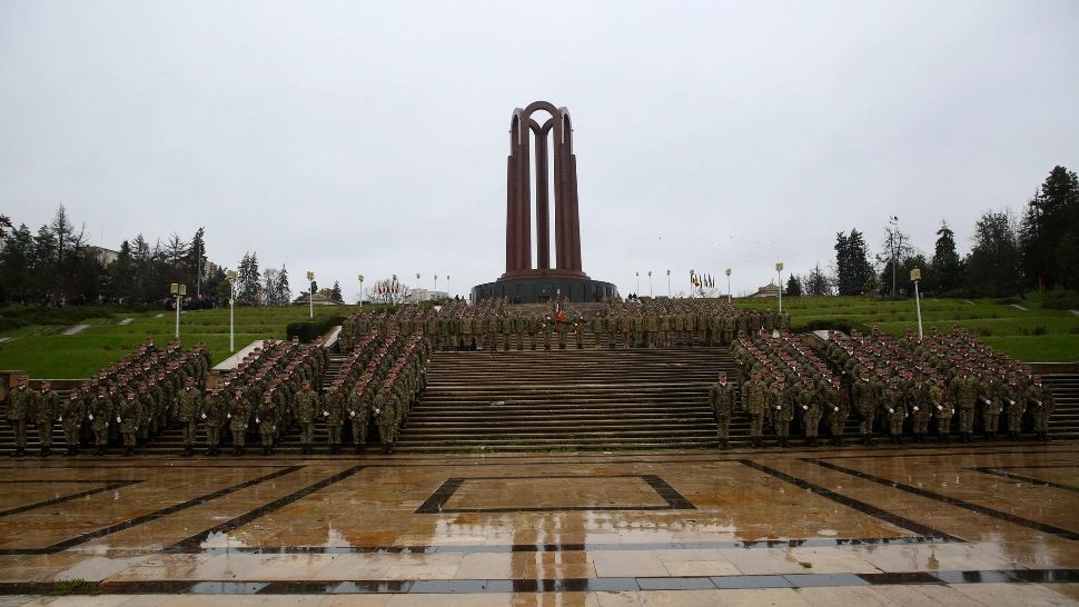 Moment halucinant la depunerea jurământului a 600 de militari. FOTO: Facebook 