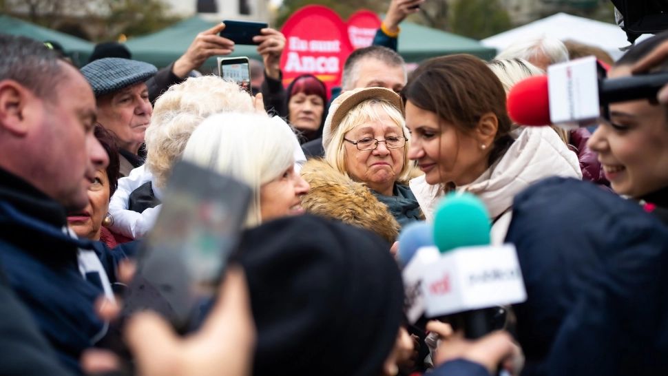 Anca Alexandrescu în mijlocul oamenilor (foto: Bogdan Chircan)