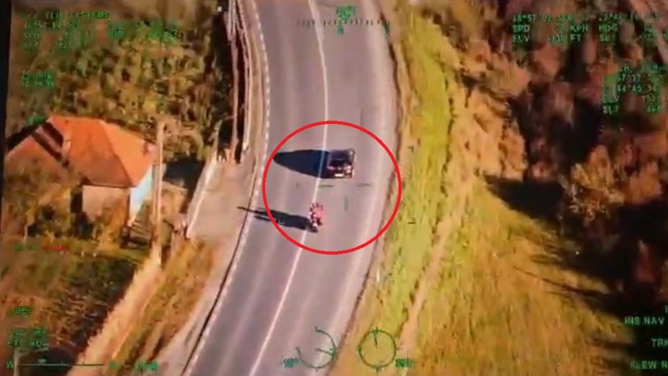 Imprudență extremă pe șosea. Permis suspendat și amendă uriașă pentru un motociclist: 13 depășiri neregulamentare într-un singur drum