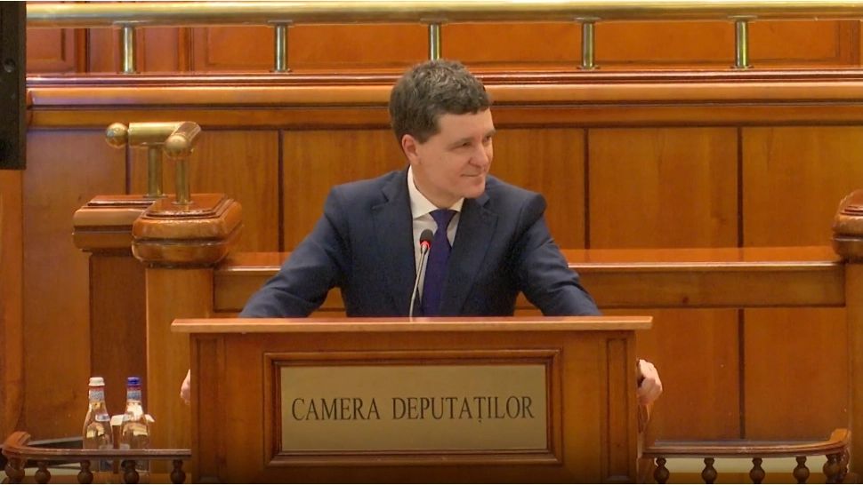Strategie de apărare cu rânjete la pupitrul Parlamentului