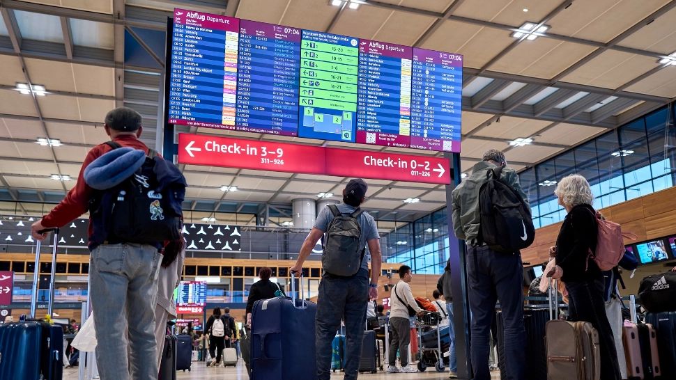 Drone neautorizate au oprit traficul aerian au blocat aeroportul din Berlin. Foto/Profimedia