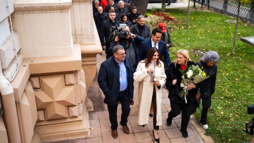 Anca Alexandrescu, alături de staff-ul de campanie, la depunerea candidaturii. Foto/Bogdan Chircan