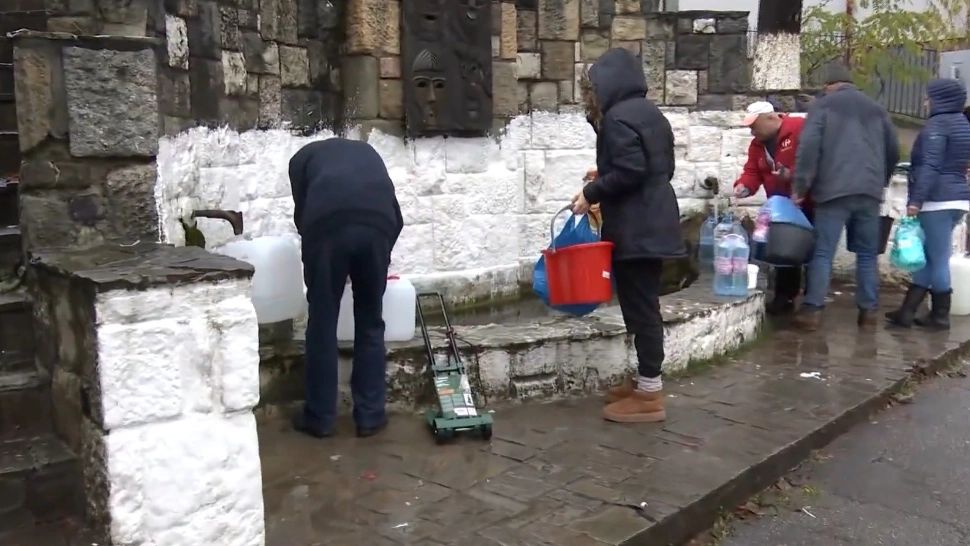 Oamenii stau la cozi la robinetele publice ca să aibă apă de băut. Foto/Captură video