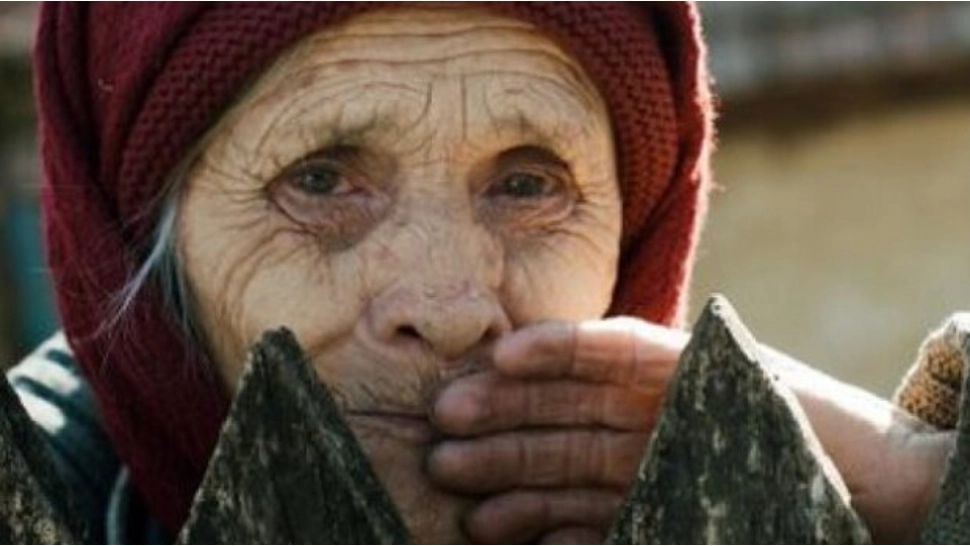 Umilință la adresa pensionarilor români. Statul forțează trecerea pensiilor de la cash la card.