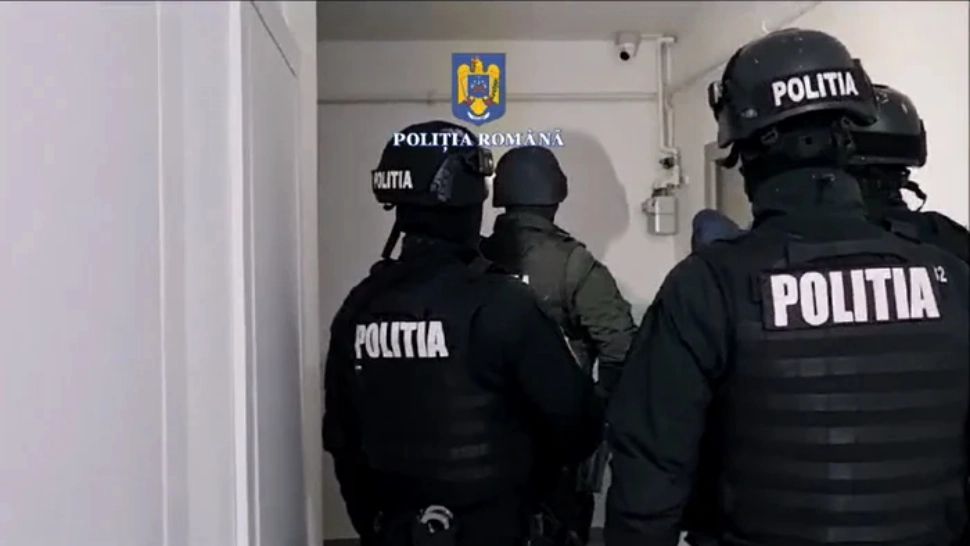 Cadre medicale din Craiova, suspectate că au emis fişe de aptitudini false pentru lucru la înălţime. Poliţiştii au făcut 11 percheziţii în trei judeţe
