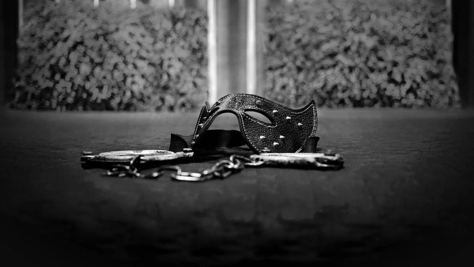 Client prădat de o prostituată în Vâlcea: i-a luat telefonul, cheile mașinii și i-a golit conturile. Tânăra și proxenetul ei, arestați preventiv