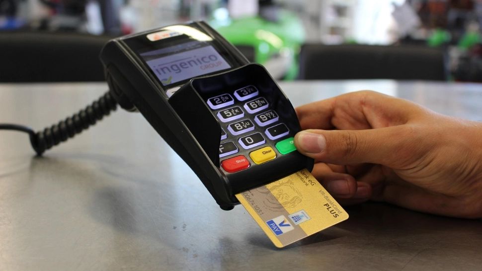 Motivul pentru care nu trebuie să plătești cu un card de credit la supermarket
