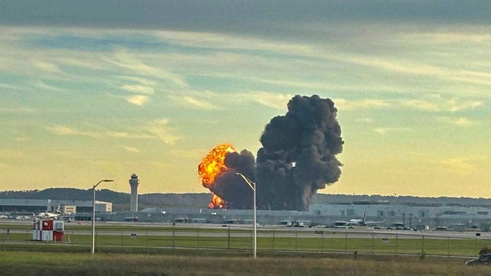 Cel puțin 3 persoane au murit, iar alte 11 au fost grav rănite după ce un avion de marfă s-a prăbușit.Foto/Profimedia