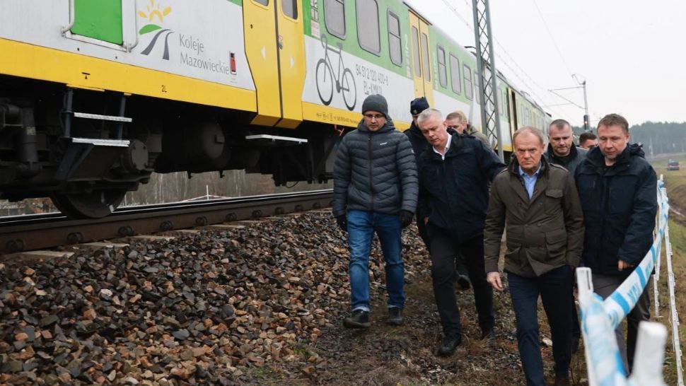 Donald Tusk la locul incidentului feroviar. Foto: Profimedia