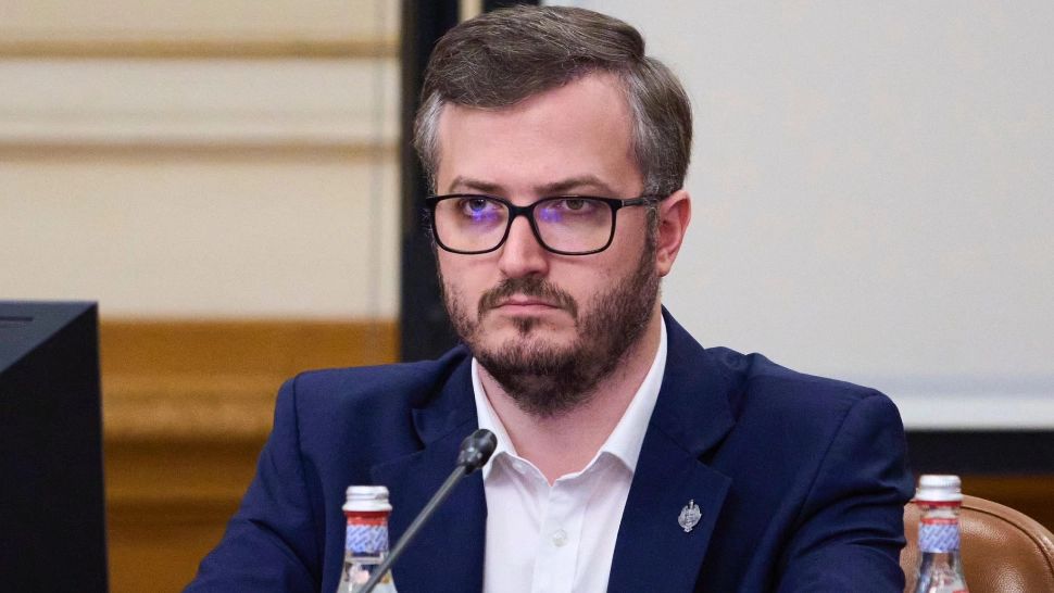 Ștefăniță Avrămescu afirmă că vechile partide folosesc etichete precum „extremiști” sau „pro-ruși” pentru a evita discuția reală