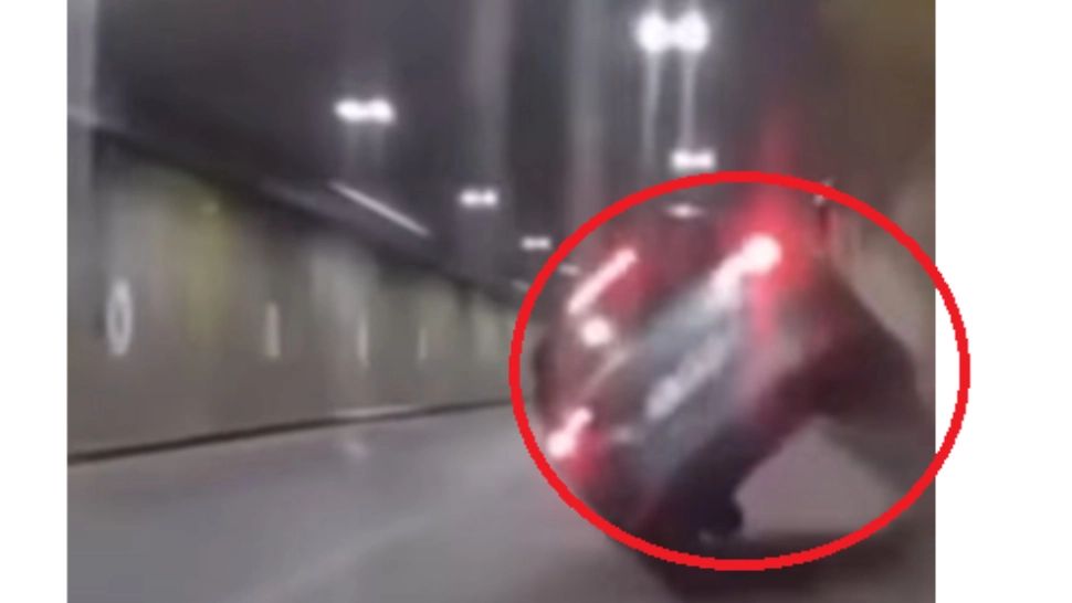Anchetă a Poliției, după accidentul spectaculos de la Pasajul Unirii: un tânăr de 24 de ani a ajuns la spital/ Captură video