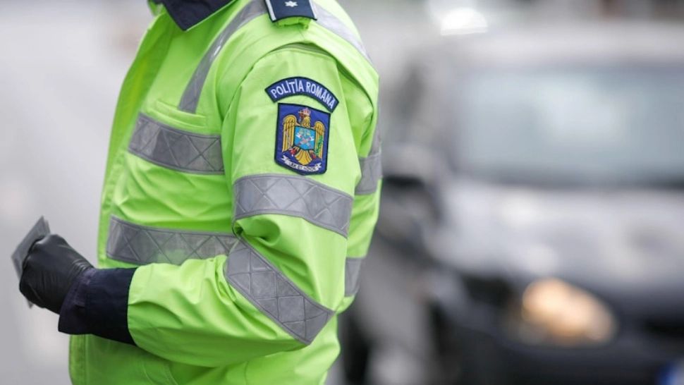 Un șofer din Cluj băut și fără permis, prins la volanul unei mașini în care se aflau șapte copii.