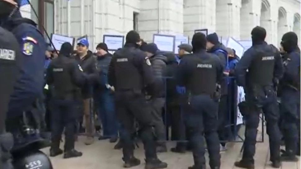 Protest cu scântei la Ministerul Finanțelor.