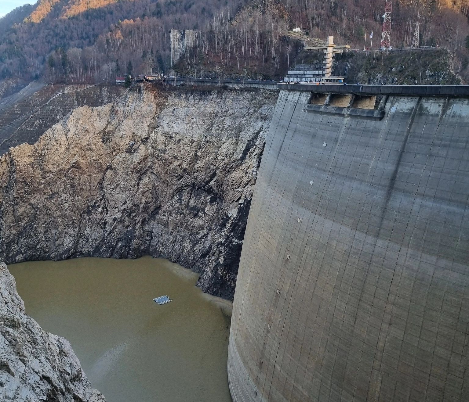 Noi imagini cu lacul Vidraru aproape gol. Nivelul apei a scăzut cu 100 de metri, peisajul este SPECTACULOS – FOTO