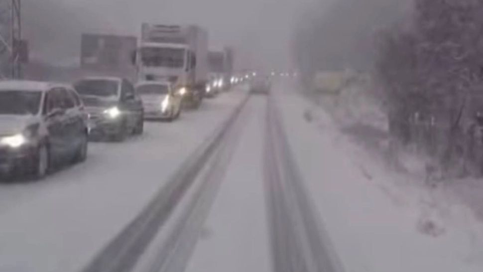 Coloane interminabile pe Valea Oltului. Ninsorile abundente și un TIR au paralizat DN7
