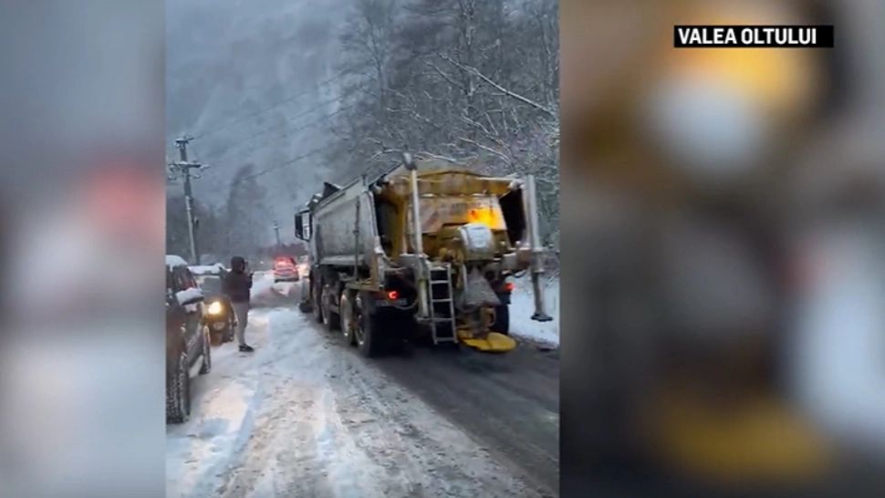 Ninsorile abundente au paralizat traficul: Valea Oltului blocată, intervenții de urgență în Hunedoara/ Captură VIDEO