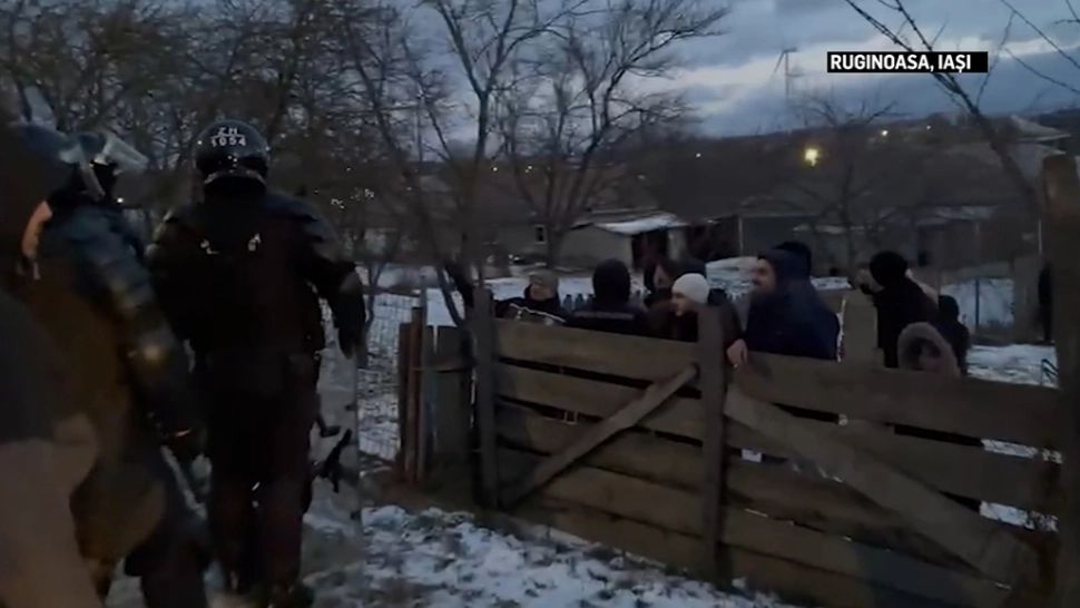 Bătaia cu bâte de la Ruginoasa, înăbușită de jandarmi! Sătenii, scandalizați de faptul că nu sunt lăsați să se bată/ Captură video