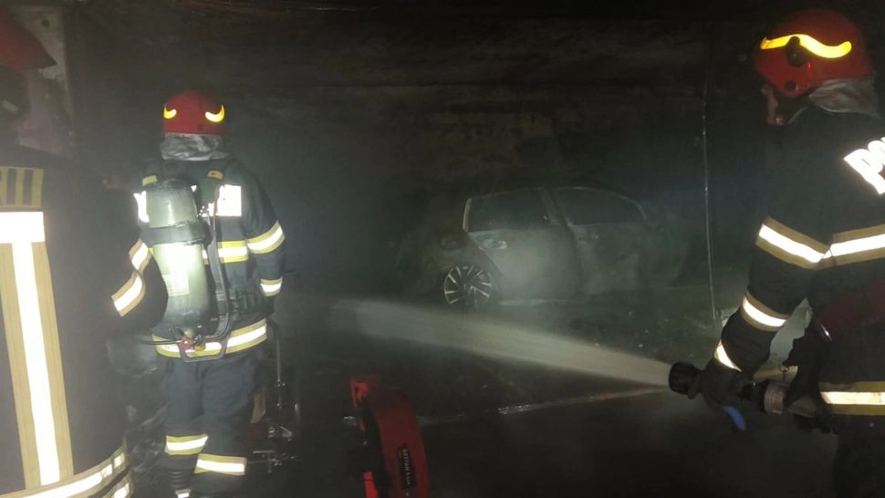 Incendiu în parcarea unui centru comercial din Ploiești. O mașină a luat foc: de la ce au pornit flăcările/Foto: ISU Prahova