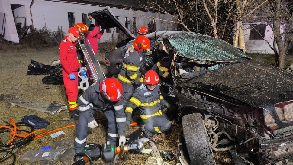Tragedie pe DN17. Doi tineri au murit după o ciocnire catastrofală între mașini, chiar în a doua zi de Crăciun